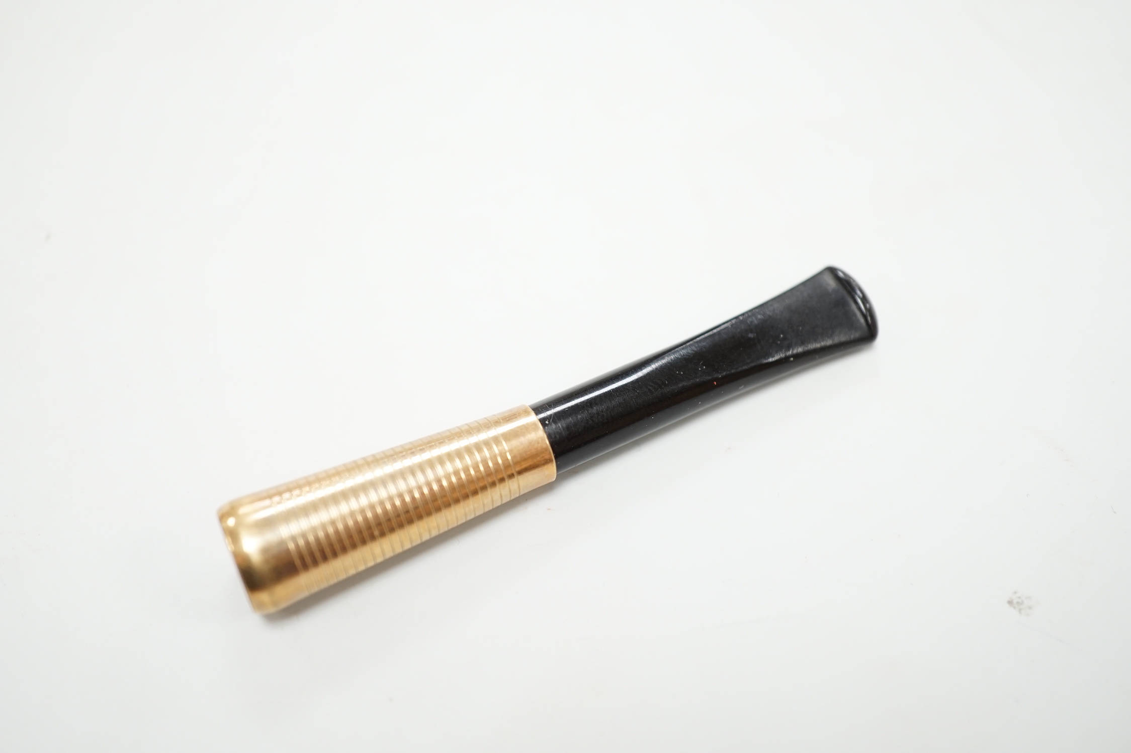 A 1960's 9ct gold mounted cigarette holder, 72mm, housed in Cartier box.